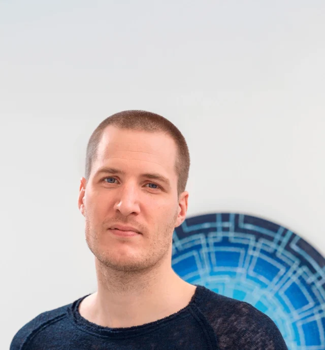 Vi kan endelig løfte sløret for, at den danske kunstner Jens Settergren skal stå i spidsen for et omfattende kunstprojekt i foredragssalen og den tilstødende atriumgård på Rødding Højskole ✨

Foredragssalen er rummet for skolens livs- og folkeoplysning og danner rammen om morgensamlinger, højskoleaftener og kurser året rundt – det er, med andre ord, et helt essentielt rum på højskolen. Jens Settergren er i sit kunstneriske virke optaget af idéen om billedets rolle som en portal til nye forestillinger og andre verdener – og manipulationens magt i et hyperkapitalistisk samfund, hvor billedet knyttes til magt, drømme og teknologi.

“Højskolen er et mødested for fri, nysgerrig og kritisk samtale, og det rum glæder jeg mig til at udfolde min praksis i. Som kunstner arbejder jeg med, hvordan teknologiske systemer former vores forståelse af verden og vores handlerum i det hyperkapitalistiske samfund. I dette projekt undersøger jeg krydsfeltet mellem historiske og samtidige billedtraditioner, og hvordan de kommer til udtryk i vores kollektive forestillinger”, udtaler Jens Settergren.

Vi glæder os til at tage jer med i processen omkring kunstprojektet – følg med på vores hjemmeside 👀✨

Kunstprojektet er doneret af Ny Carlsbergfondet.
Foto: David Stjernholm.