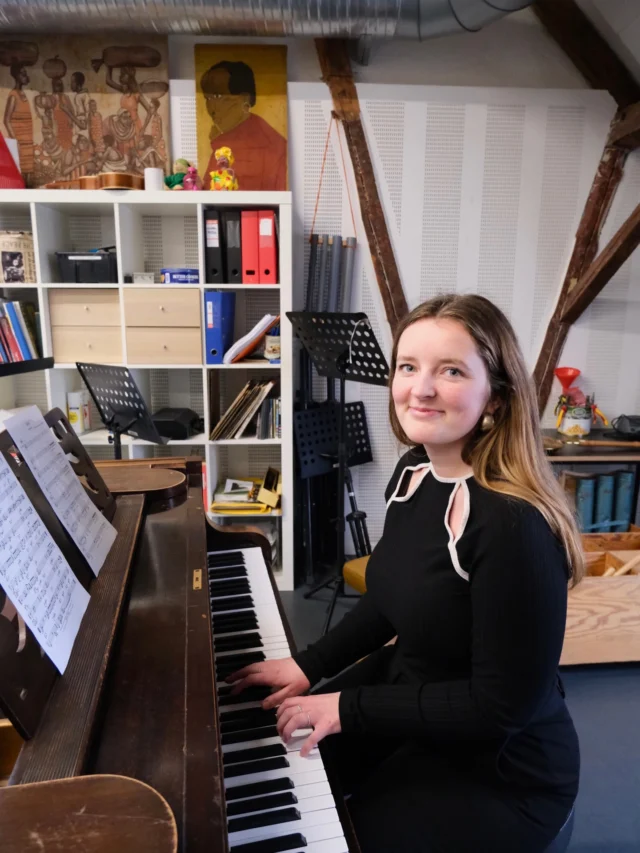 Mød vores nye lærer Astrid 🫶🏻

Astrid er uddannet sanger fra Musikkonservatoriet i Aarhus og skal undervise i hovedfaget Musik & Performance sammen med vores anden musiklærer Michell. 

“Mit musikalske hjerte brænder særligt for det skabende - sangskrivning og at skrive musik sammen i fællesskab, og selvfølgelig sang og kor” - Astrid 

Derudover kan du møde Astrid som underviser i Sang- og stemmetræning, Brugsklaver, Band, Vokalensemble og Kor 🎹🎼