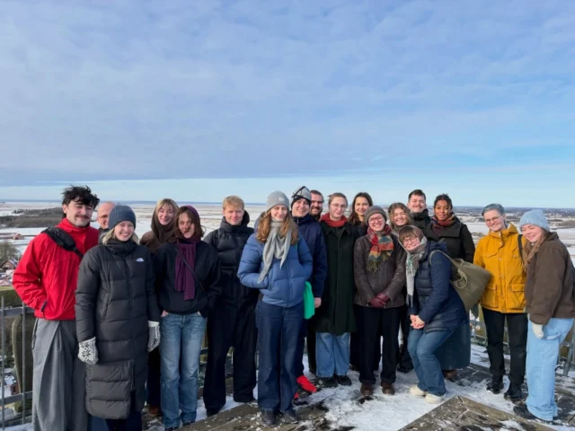 Vi havde workshopdag i fredags, hvor eleverne fik lov at prøve kræfter med nogle helt andre ting, end de er vant til i hverdagen. Nogle var på tur til Ribe, nogle var ude at fiske. Imens var andre i sangskrivningsværksted, i saunagus eller bagte en (rekord)-lang kage! ❄️🌞