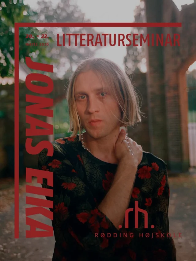 Hvad blev der af omsorgen? Det spørgsmål stiller vi til vores årlige litteraturseminar den 20.–22. marts 📚

Kom og vær med, når vi dykker ned i, hvordan litteraturen skildrer omsorgen for de syge, de små, de ældre og de forsvarsløse. Hvilke forestillinger om ansvar, opmærksomhed og magt knytter sig til omsorg i litteraturen, og handler den såkaldte omsorgskrise også om vores manglende evne til at tage vare på vores natur og klode, at drage omsorg for andre levende arter?
Glæd dig til en weekend med foredrag og samtaler med bl.a. Astrid Saalbach, Simone Mørch Stjer og Pernille Abd-El Dayem om ældreomsorg, nære relationer og litteraturens blik på omsorg.
Kan litteraturen inspirere os til nye måder at forstå og prioritere omsorg på? Læs mere på rhskole.dk/litteraturseminar
📅 20.–22. marts 📍 Rødding Højskole